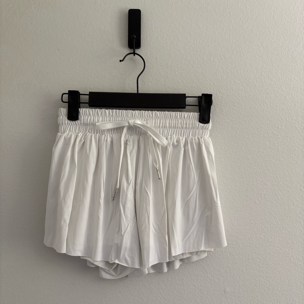 La Beca • Flowy White Shorts